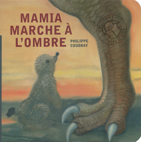 Mamia marche à l'ombre